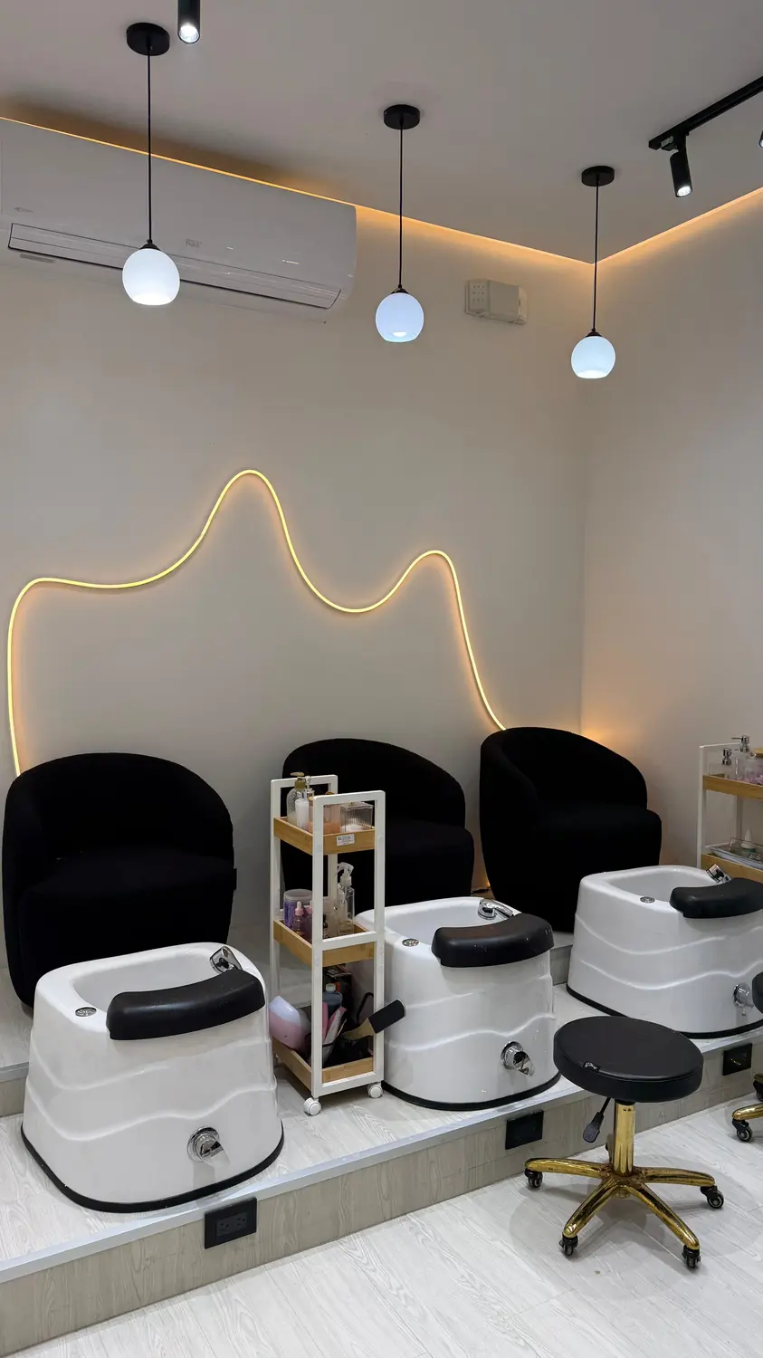 Sillones y mesas del área de manicure y pedicure